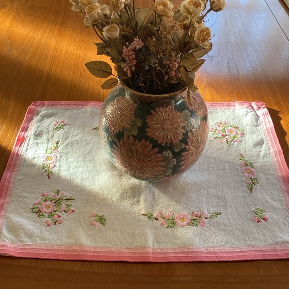 VTG Hand Embroidered Pink Floral Doily🌸 - Picture 6 of 8